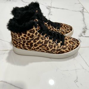 Stylish leopard print tennis shoes 👟